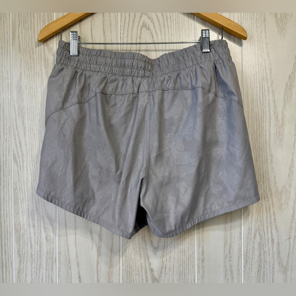 Athleta Grey Silver Camo Running Shorts Size M Lightweight Activewear - Picture 4 of 4